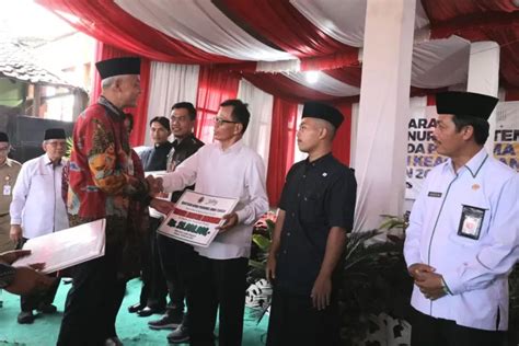 Ganjar Serahkan Bantuan Hibah Bidang Keagamaan Dan Pendidikan Keagamaan