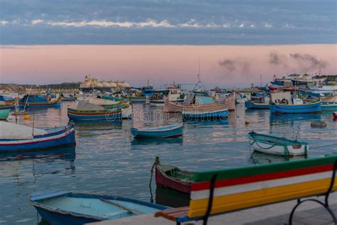 Barcos Coloridos Observados Tradicionales Luzzu En El Puerto Del Pueblo