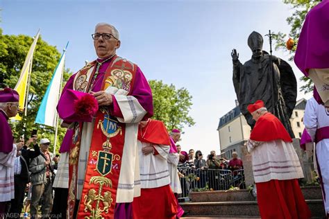 Pielgrzymka mężczyzn do Piekar Śląskich Abp Wiktor Skworc prosi o