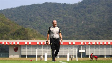 Flamengo age em relação à saída de Tite após eliminação na