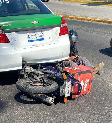 Motociclista Choca Por Alcance Contra Un Taxi En Xalapa