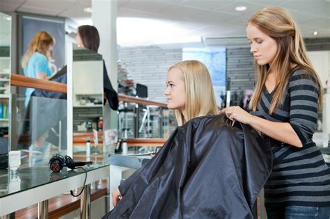 Do You Know All the Different Kinds of Hair Salon Capes?