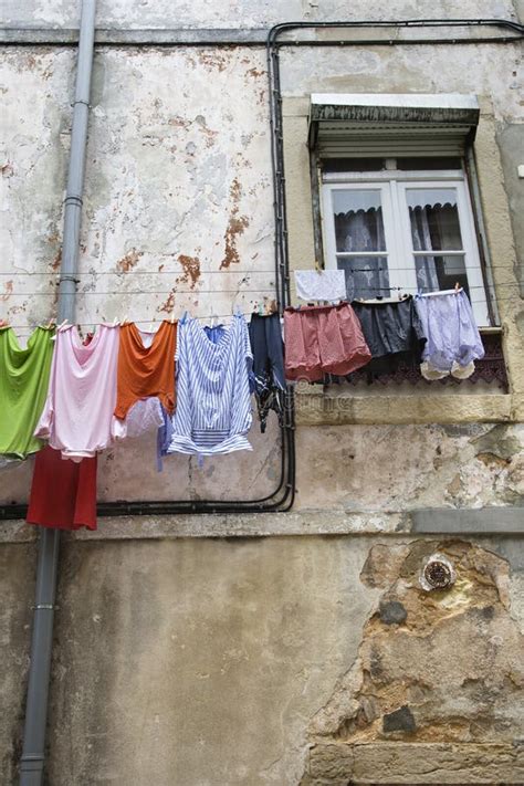 Sequedad Del Lavadero En Una Cuerda Para Tender La Ropa Foto De Archivo