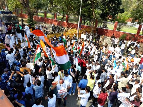 Kisan Congress stages protest outside Tomar's residence