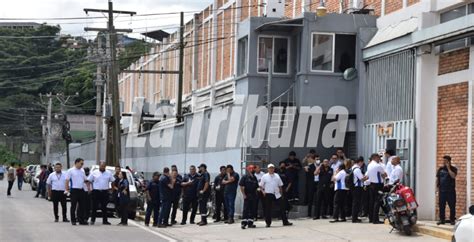 Imágenes del incendio que consumió negocio en la capital