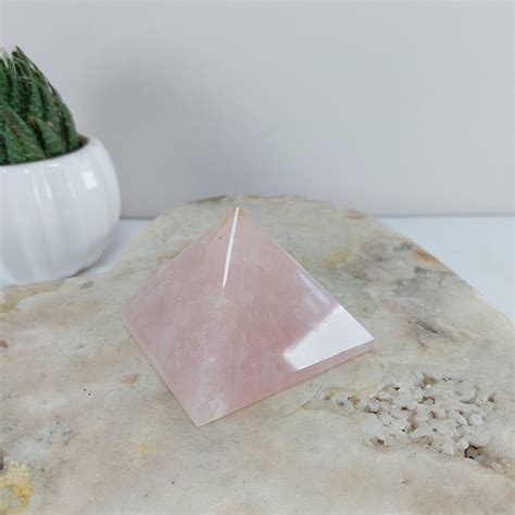 Comprar Pirâmide de Pedra Quartzo Rosa Natural 188 gramas aprox SAJ