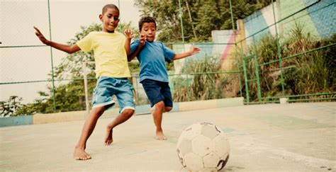 Conhe A Benef Cios Do Futebol Para Crian As