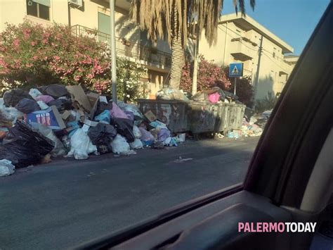 Acqua Dei Corsari Un Quartiere Fra La Spazzatura Serve Un Centro Di