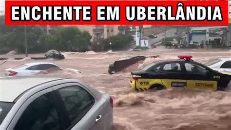 Enchente Em Uberl Ndia Pessoas Sendo Levadas Pela Correnteza Os