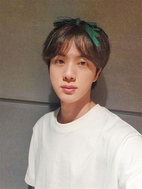 Jin De Bts Portait Un Adorable Arc Vert Pendant Permission To Dance On