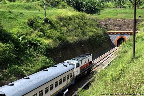 Rel Kereta Api Angker Newstempo