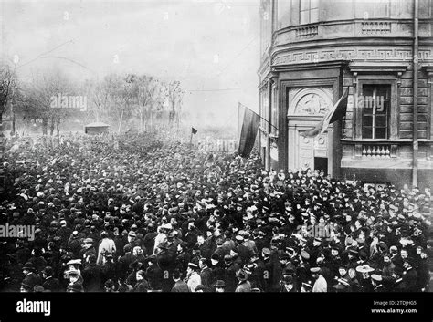 10 19 1905 The Russian Revolution The Revolutionary Crowd Carrying