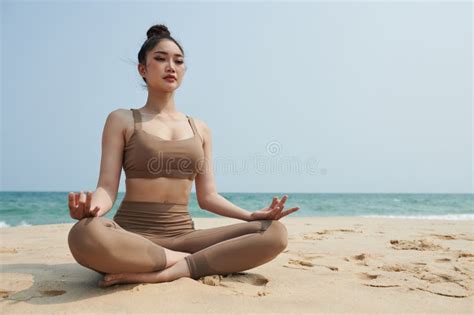 Woman Meditating In Lotus Position Stock Image Image Of Vacations Asana 280627429