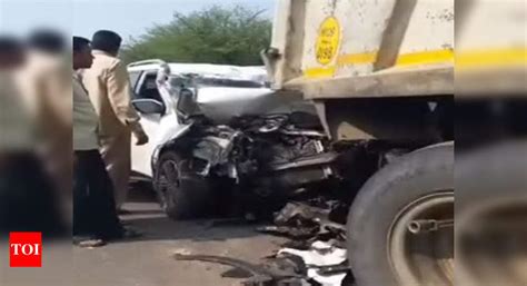 Mp 4 Killed 1 Injured As Car Rams Into Truck In Dhar Indore News Times Of India