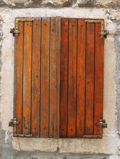 La Vieja Ventana Con Persianas Cerradas Marrones Rojas En Una Casa