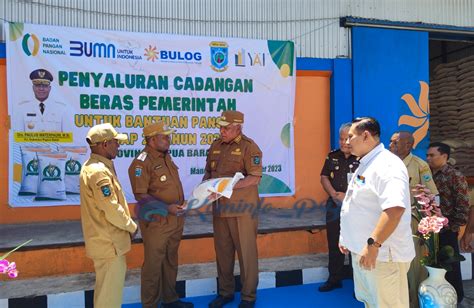 Pj Gubernur Waterpauw Salurkan Bantuan Cadangan Beras Pemerintah Tahap