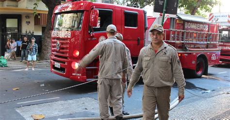 Rj Inc Ndio Atinge Pr Dio Em Copacabana E Assusta Moradores