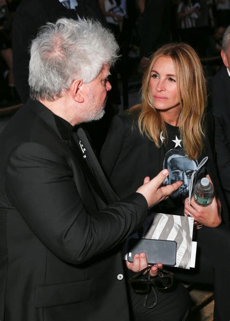 Photo Pedro Almodóvar et Julia Roberts assistent au défilé Givenchy