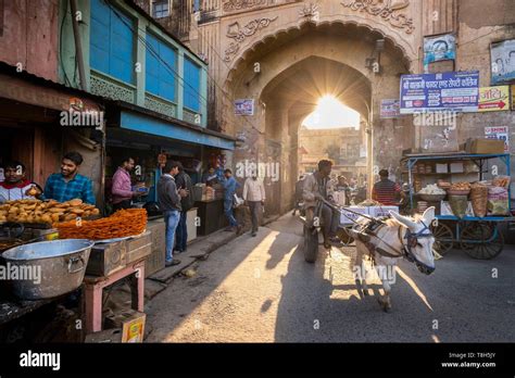 India, Rajasthan, Shekhawati region, Nawalgarh, streets of the Bazar ...