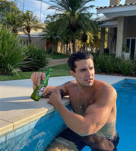 Luan Santana Mostra M Sculos Em Foto Na Piscina Monstr O