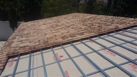 Dry installation of clay roof tiles