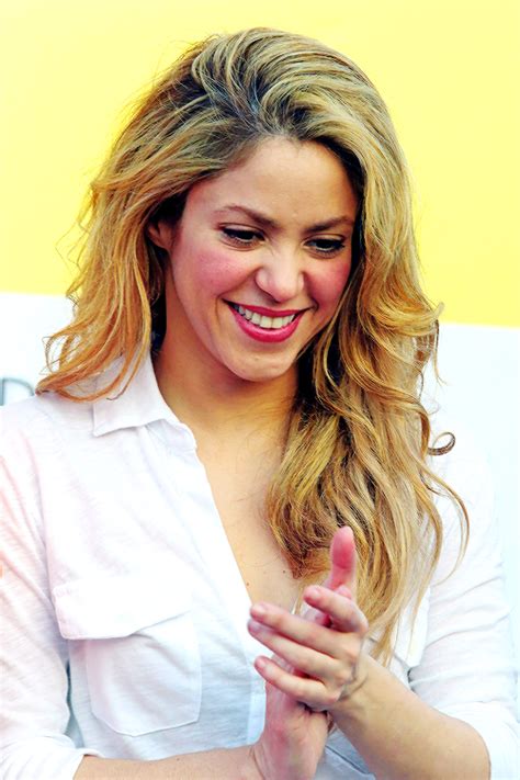 Mias Fotos Shakira Na Inaugura O Do Novo Col Gio Em Cartagena Pd Brasil