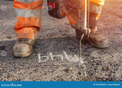 Constructor Utilizando Un Taladro De Martillo Inal Mbrico Para Perforar