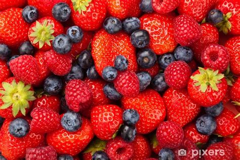 Fotobehang Aardbeien Bosbessen En Frambozen Pixers Nl