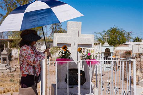 Familias visitan tumbas en Día de las Madres Agencia 24mm