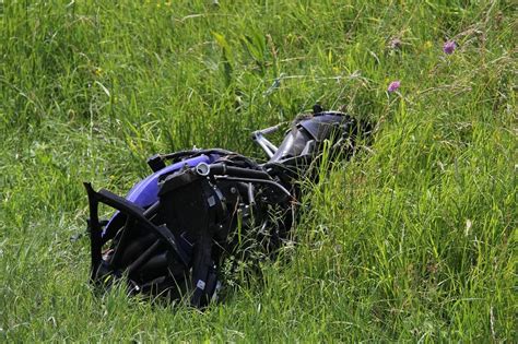 Ein Motorradfahrer Prallt Am Samstagvormittag Auf Der B 465 Bei