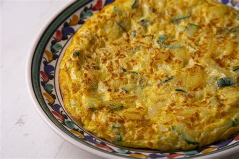 Omelette De Pommes De Terre Espagnole Avec Courgette Et Ail Jeune