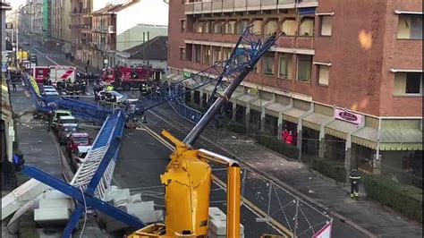 Crolla Gru Su Un Palazzo A Torino Operai Morti E Feriti