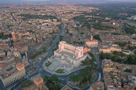 Luftaufnahme Des Altare Della Patria Mit Kolosseum In Rom Italien