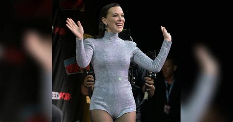 Millie Bobby Brown Glamour Ser Auftritt Im Glitzer Playsuit