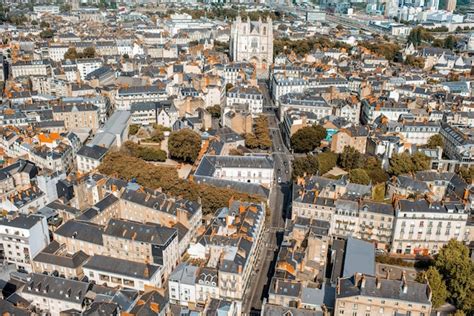 Vista A Rea Del Paisaje Urbano Con Hermosos Edificios Y Catedrales En