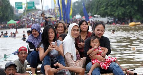 Tien Doden Door Overstromingen Jakarta De Volkskrant