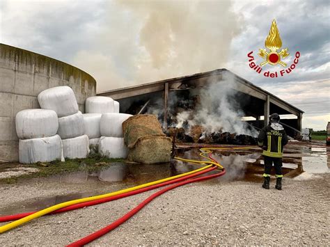 Maxi Incendio In Azienda Agricola A Fuoco Rotoballe Di Fieno