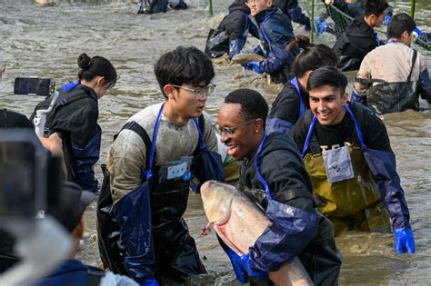 长江日报：武科大“沁湖鱼宴” 上，两位外国小伙子成了“十佳捕鱼王” 武汉科技大学