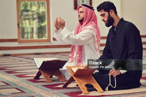 Dua Pria Muslim Religius Berdoa Bersama Di Dalam Masjid Foto Stok