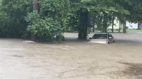 Flash flood causes leads to streets filled with water in Jackson, MS