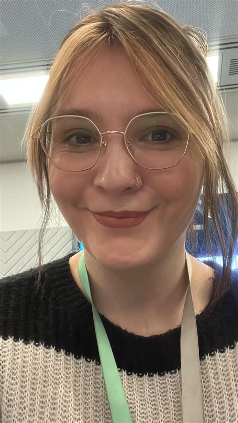 Sneaky Work Selfie 💚 F29 R Selfie