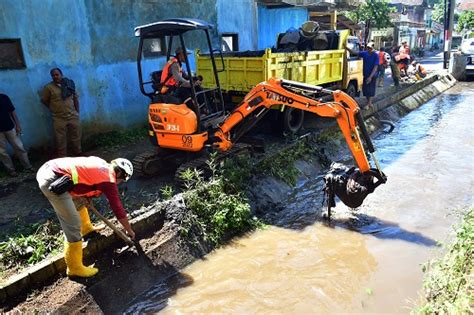 Angkut Sedimen Ratusan Meter Kubik Malang Posco Media