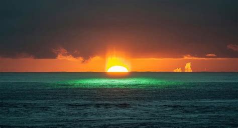 The Green Flash at Sunset: A Rare Maui Phenomenon - Old Lāhainā Lū'au