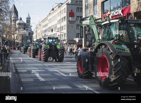 Bauernproteste Bauern Proteste in Köln 08 01 2024 Teilnehmer fahren