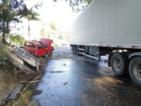 Acidente entre carro e caminhão deixa uma pessoa ferida na BR 470 no