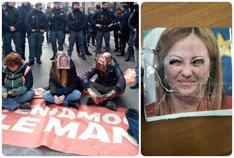 Attivisti Per Il Clima A Via Del Corso Con La Maschera Di Giorgia