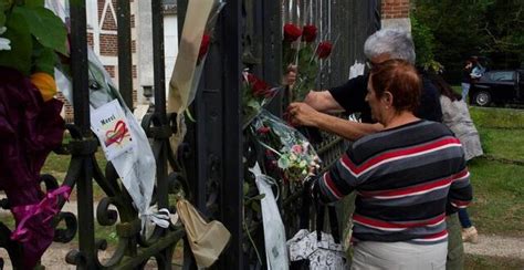 En Images Des Fleurs Et Une Immense Tristesse Douchy Dans Le