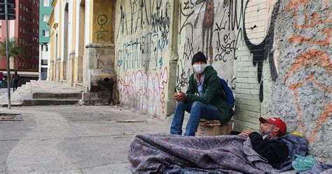 Moradores De Rua Enfrentam Dia Mais Frio Do Ano Em Sp A Gente Se