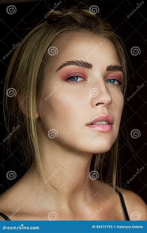 Blonde Atractivo Con Maquillaje Hermoso Sombra Rosada Retrato De La