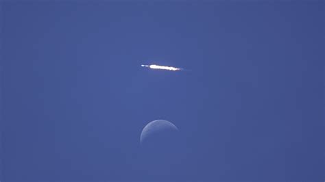 Watch A Spacex Falcon 9 Rocket Soar Over The Moon Video Space